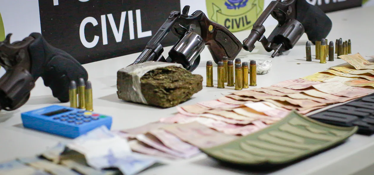 Drogas, armas e dinheiro apreendido em operação