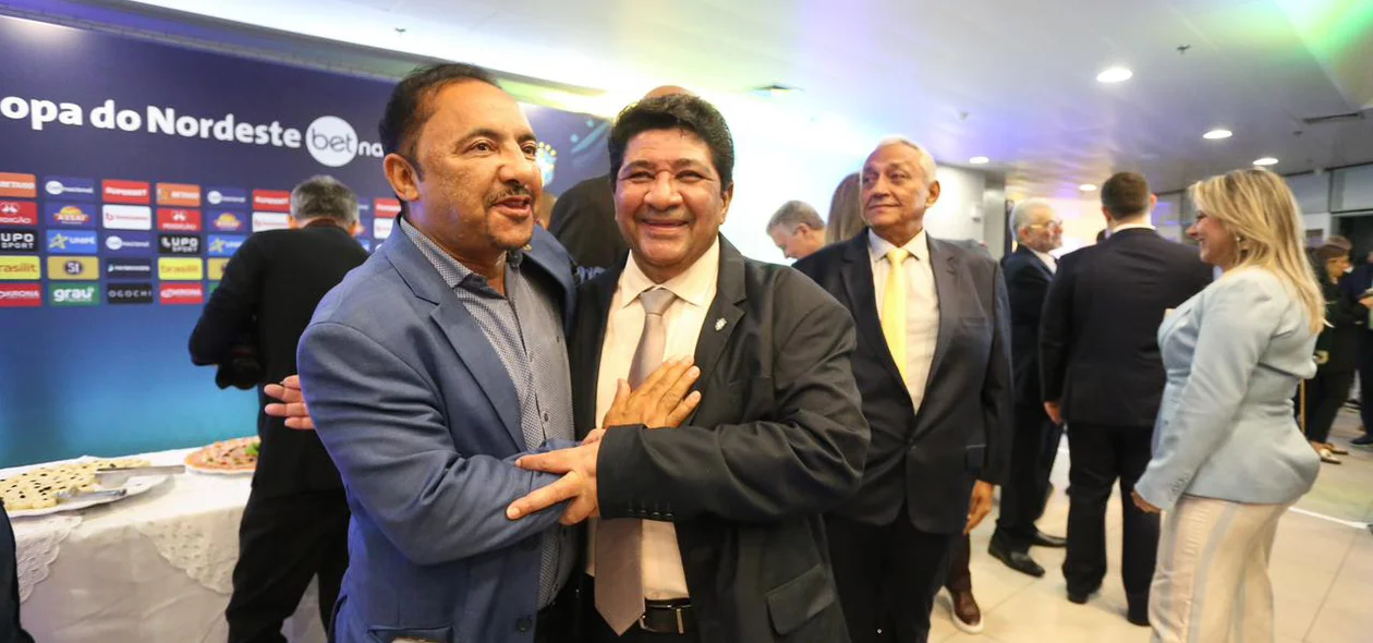 Ednaldo Rodrigues no saguão do Sesc Cajuína