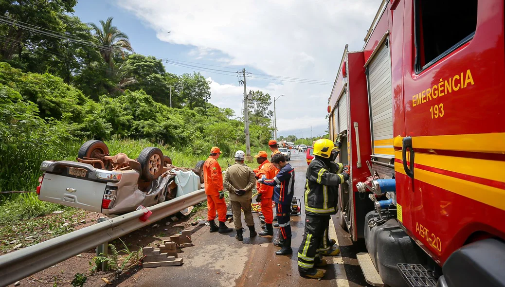 Equipe do Corpo de Bombeiros no local da ocorrência