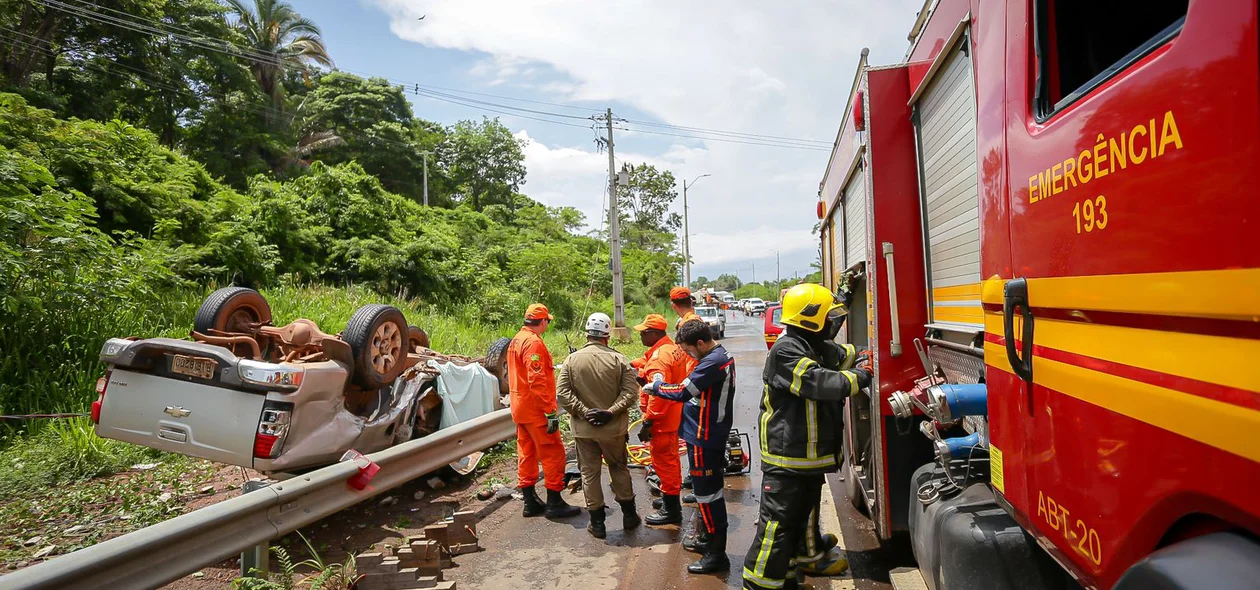 Equipe do Corpo de Bombeiros no local da ocorrência