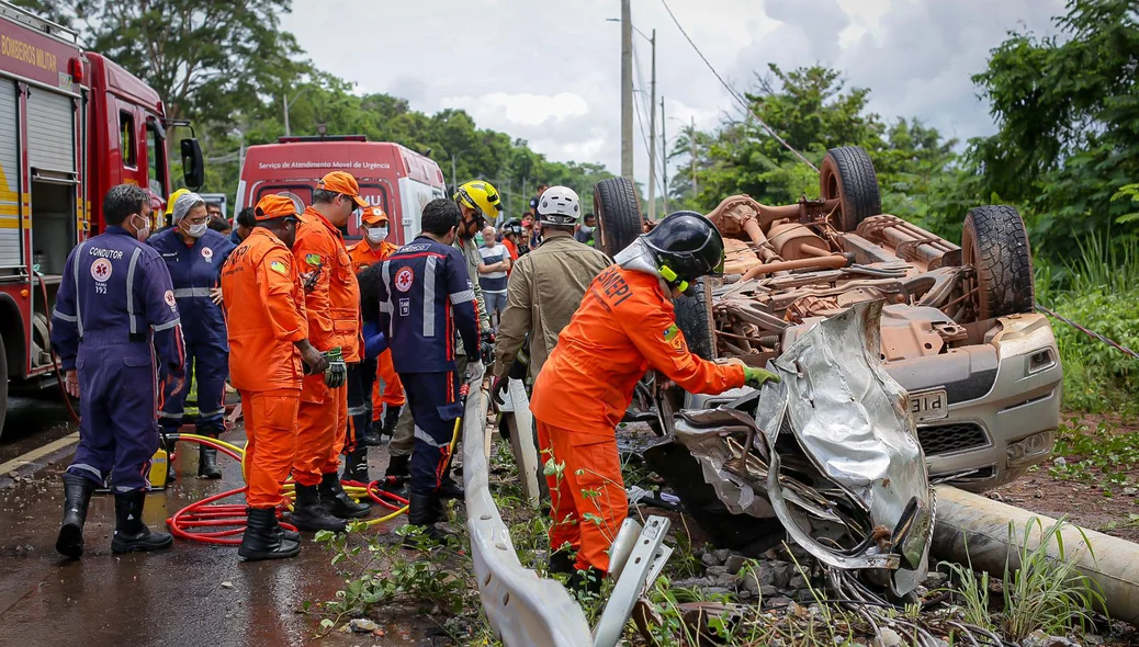 Equipe do Corpo de Bombeiros trabalhando no local