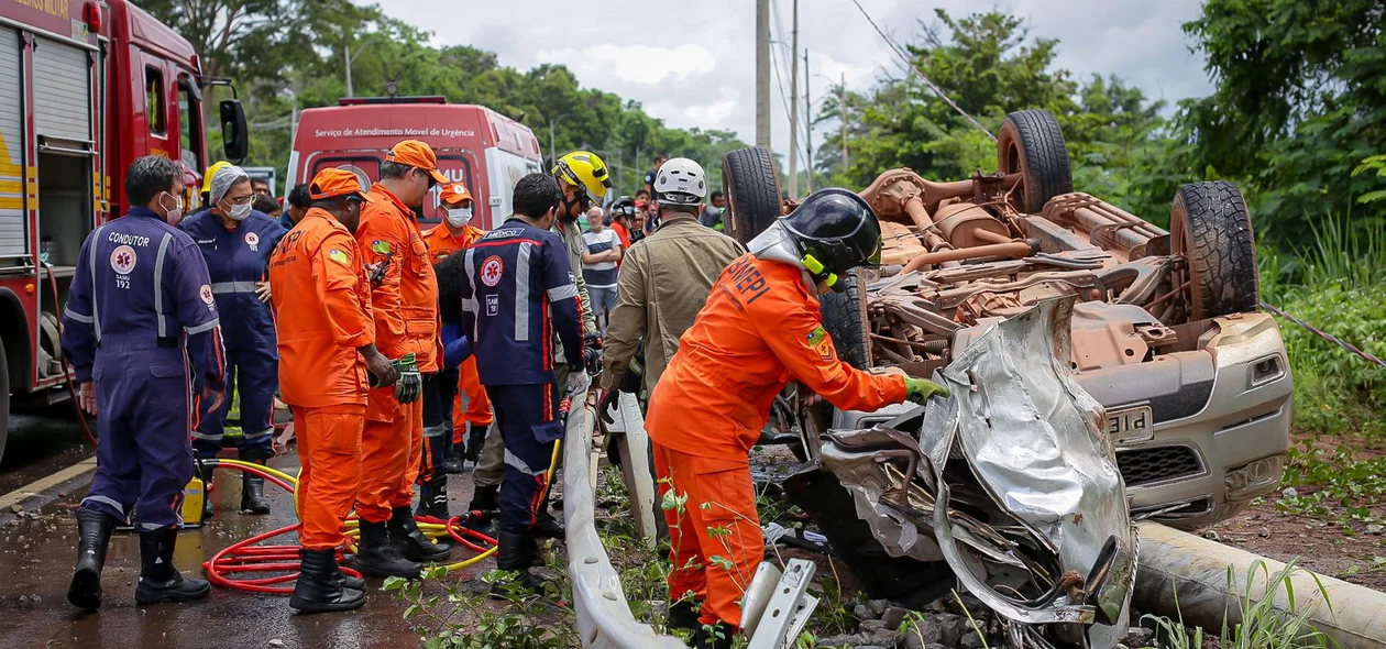 Equipe do Corpo de Bombeiros trabalhando no local