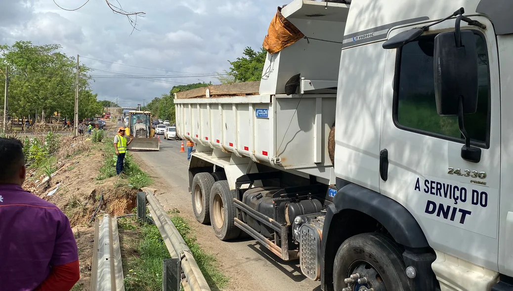 Equipe do DNIT realiza reparo na margem da Ponte Tancredo Neves