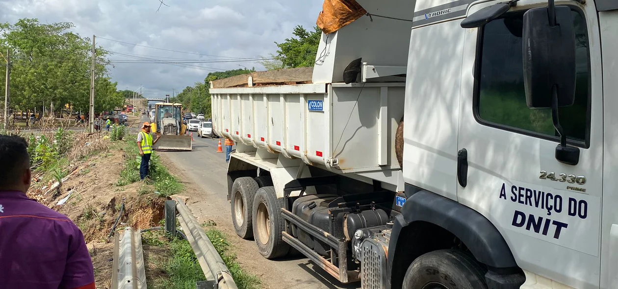 Equipe do DNIT realiza reparo na margem da Ponte Tancredo Neves