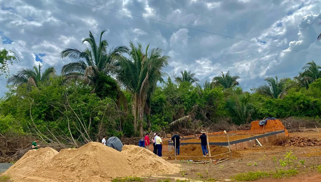 Equipes da prefeitura no local das obras