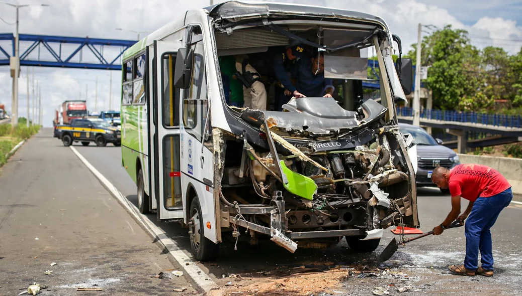 Equipes da PRF auxiliaram no resgate do motorista e no socorro às vítimas