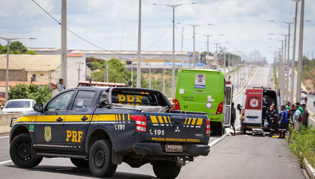 Equipes da PRF e do Samu no local do acidente
