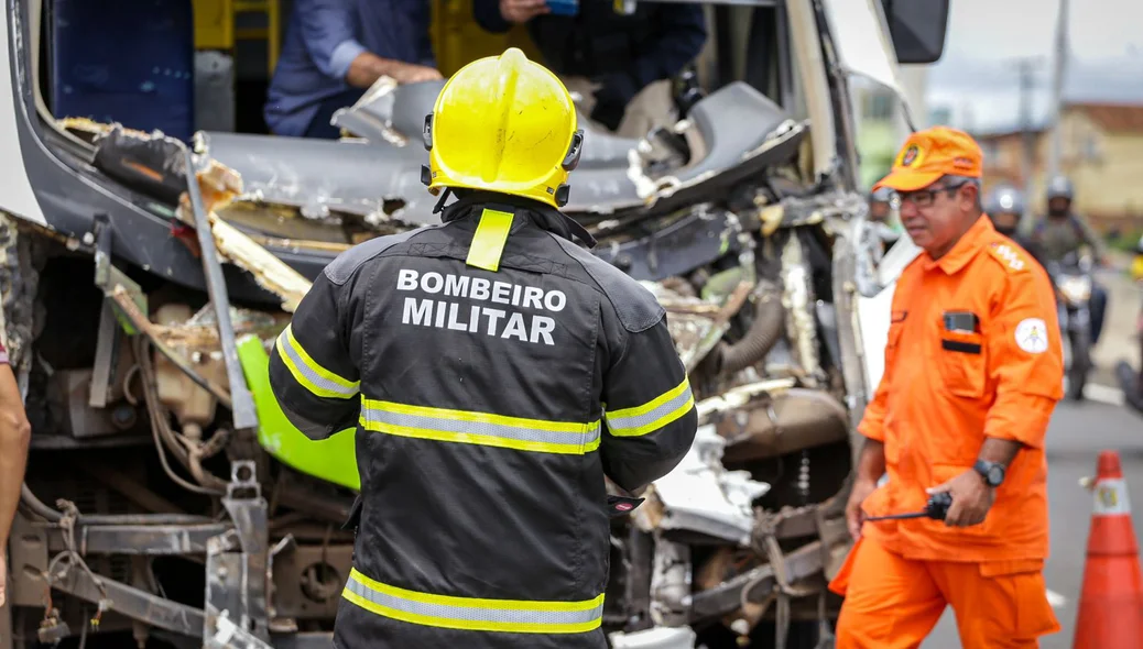 Equipes do Corpo de Bombeiros do Piauí no local do acidente