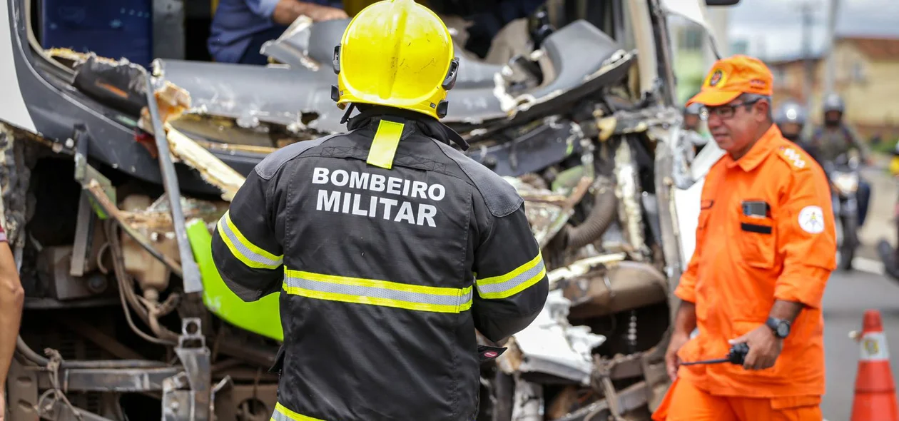 Equipes do Corpo de Bombeiros do Piauí no local do acidente