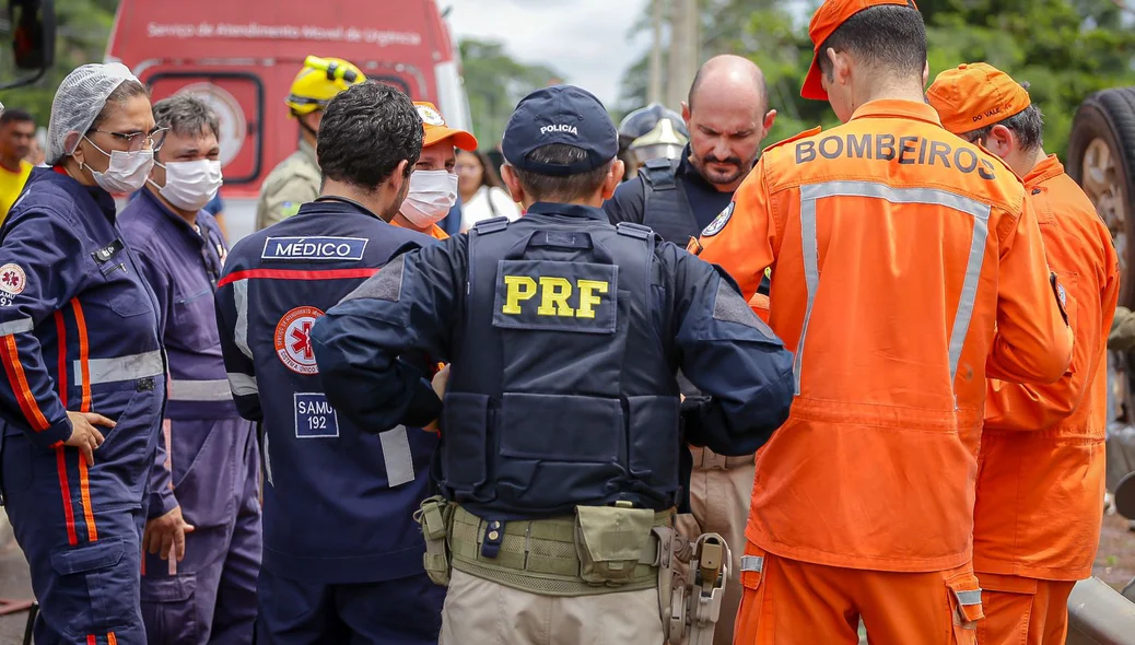Equipes do SAMU, PRF e Corpo de Bombeiros no local do acidente