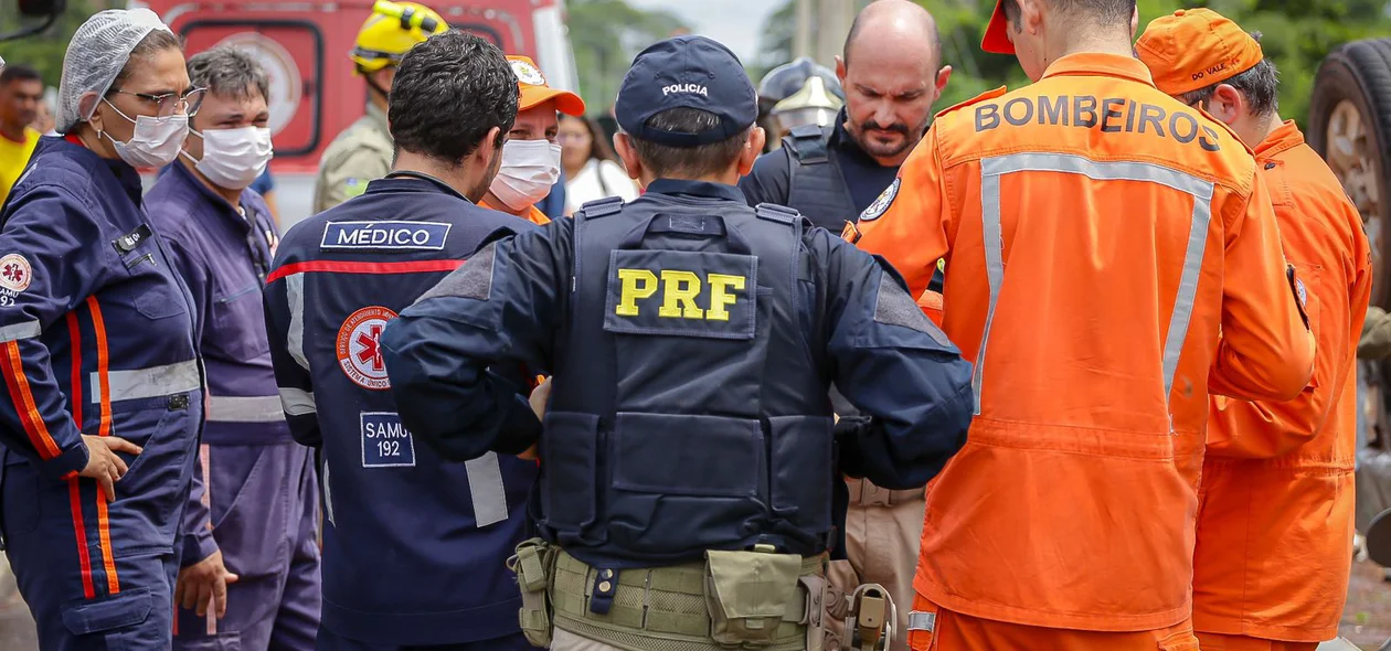 Equipes do SAMU, PRF e Corpo de Bombeiros no local do acidente