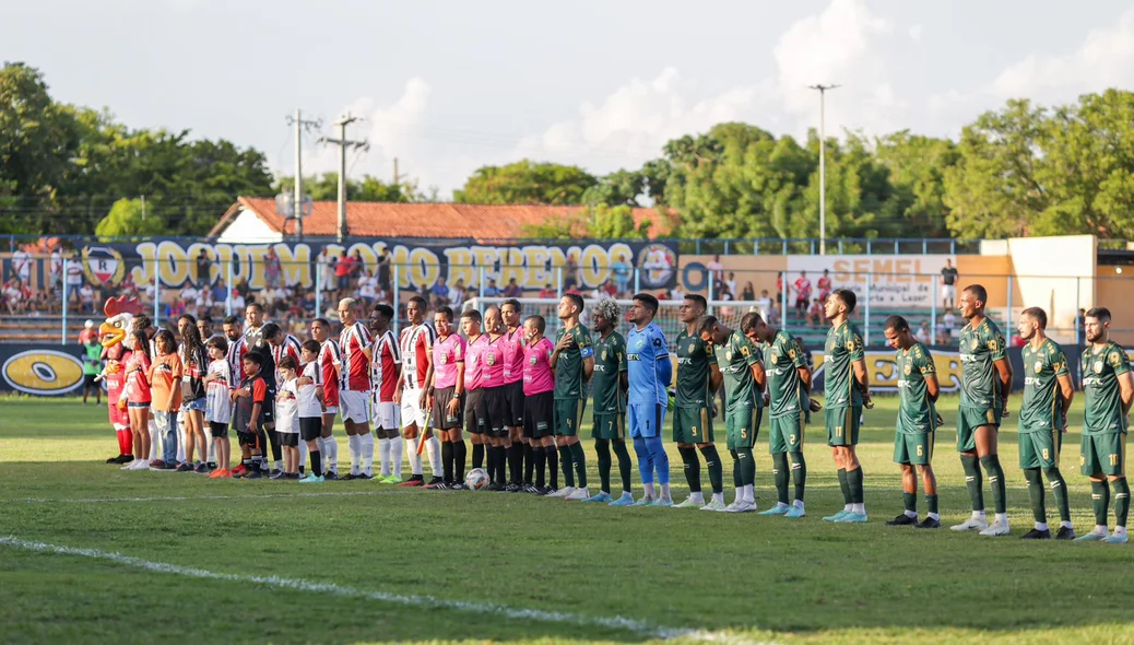 Equipes perfiladas antes do início da partida