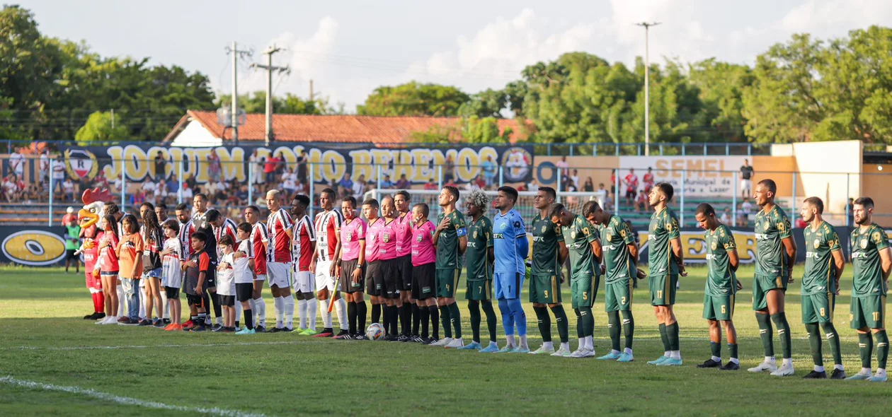 Equipes perfiladas antes do início da partida