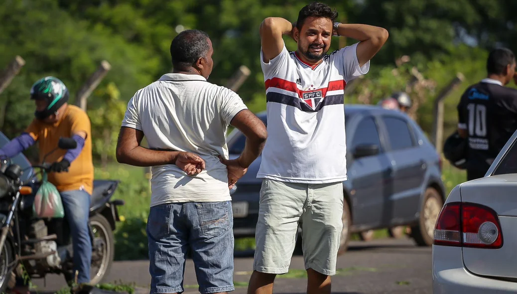 Família da vítima fatal no local do acidente