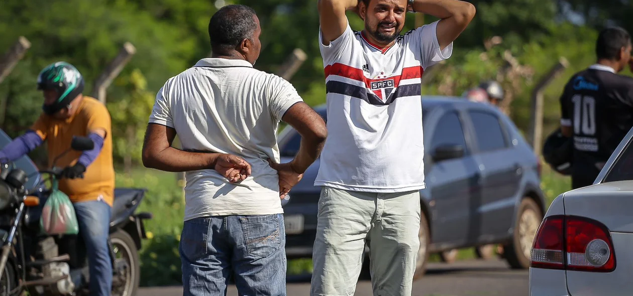 Família da vítima fatal no local do acidente