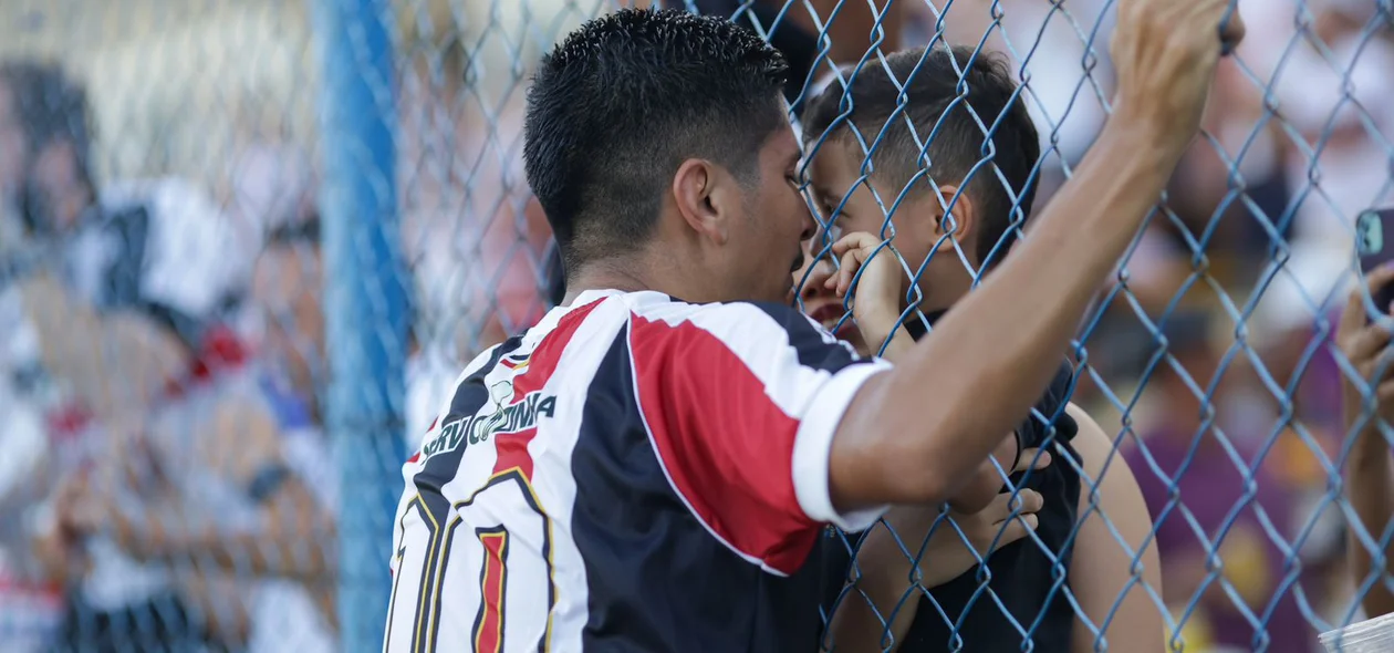 Felipe Pará abriu o placar e foi comemorar com a torcida