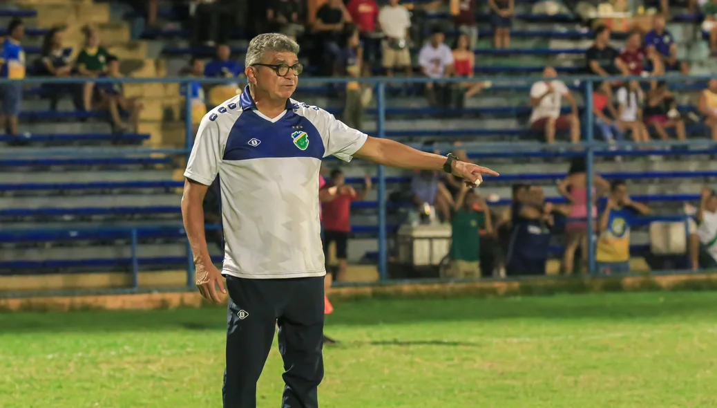 Flávio Araújo, técnico do Altos