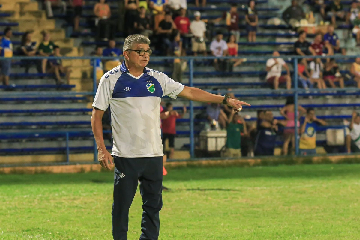 Flávio Araújo, técnico do Altos