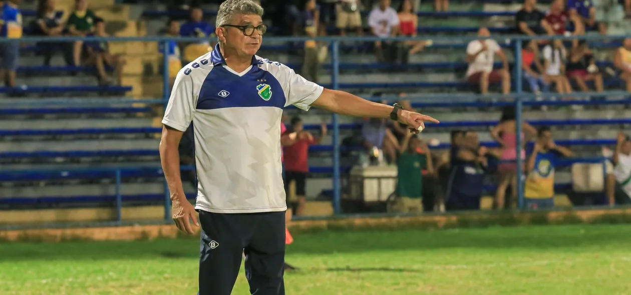Flávio Araújo, técnico do Altos