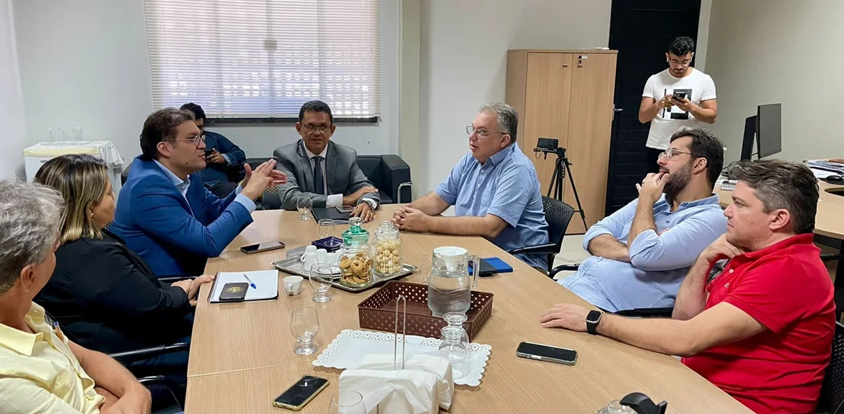 Florentino Neto (PT/PI) e o reitor da UFdPar, professor João Paulo, estiveram na reunião