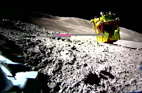 Foto do solo lunar feito pela sonda SLIM