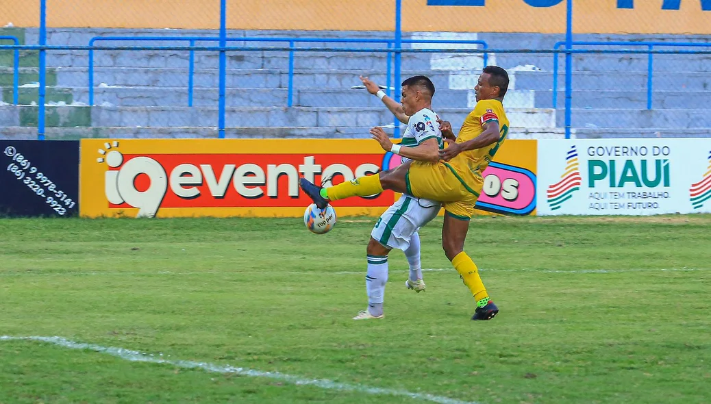 Gilmar Bahia derruba Rhuann dentro da área