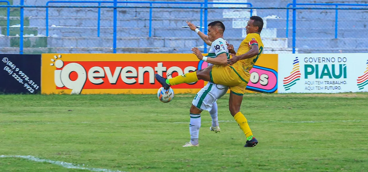 Gilmar Bahia derruba Rhuann dentro da área