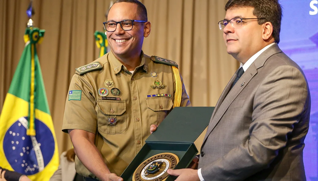 Governador Rafael Fonteles sendo homenageado