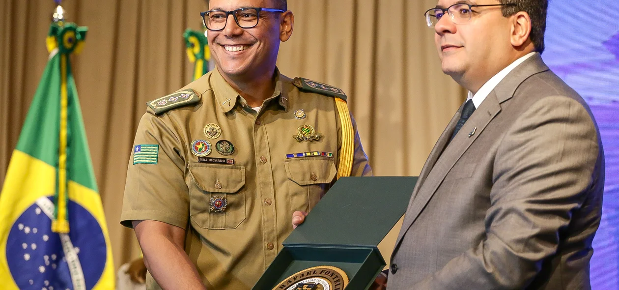 Governador Rafael Fonteles sendo homenageado