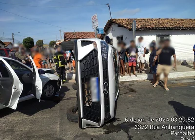 HB20 capotou após colidir com Celta e caiu em cima do Fiat Palio