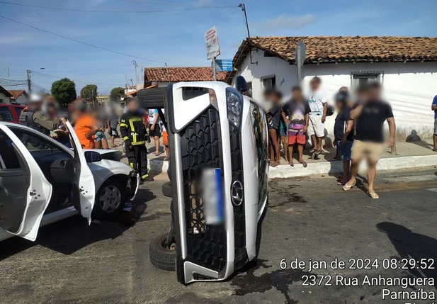 HB20 capotou após colidir com Celta e caiu em cima do Fiat Palio