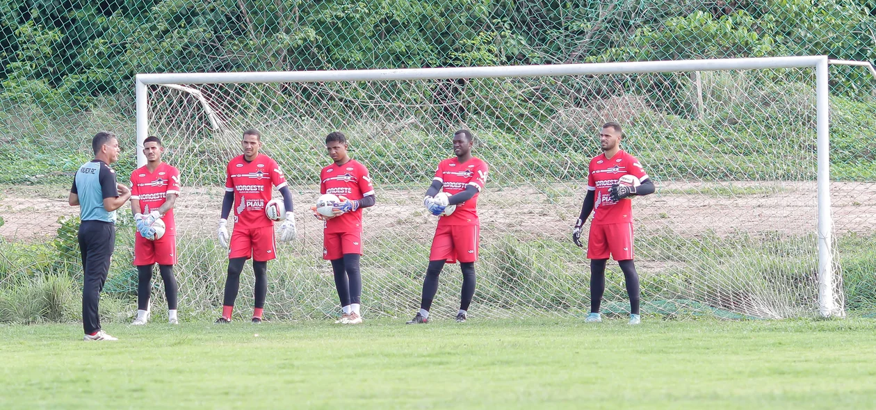 Heitor Gatti e goleiros do River-PI