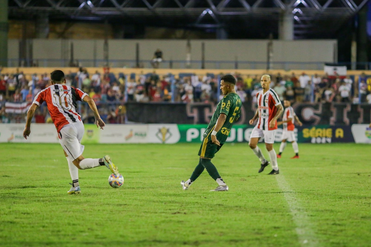 Hudson realiza passe