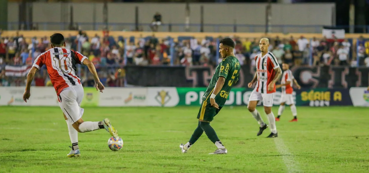 Hudson realiza passe