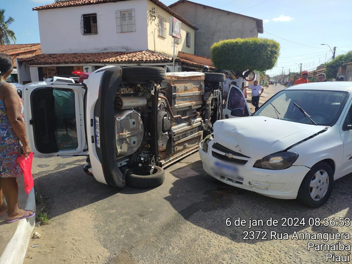 Hyundai HB20 capotou após colisão com Celta e Palio