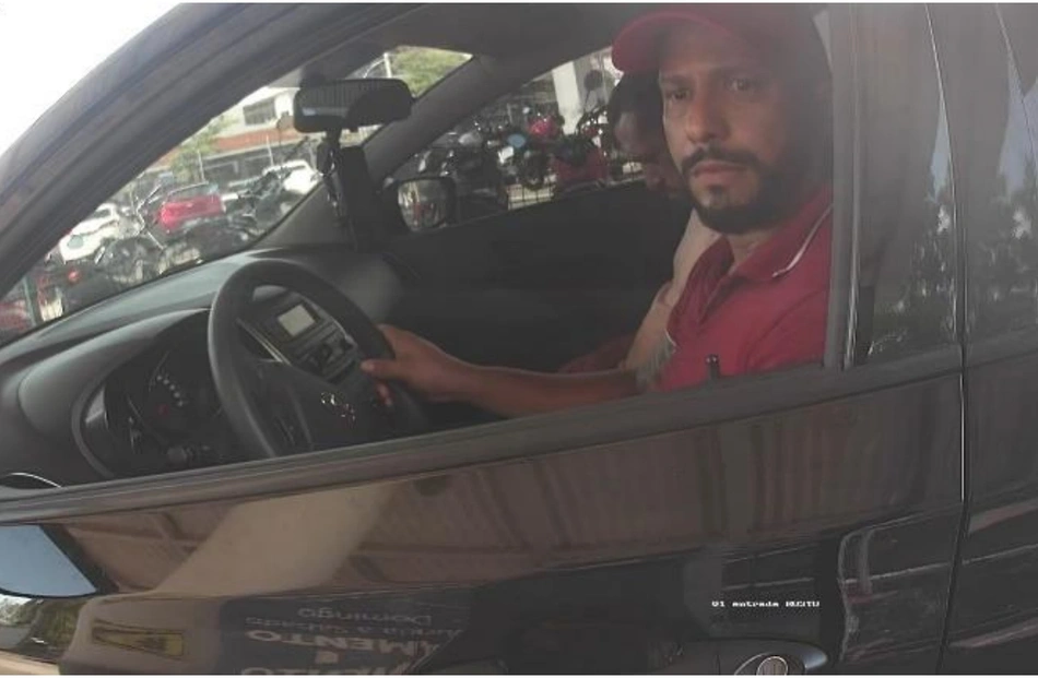 Jayson Alves Fernandes flagrado entrando no estacionamento da Pintos Shopping