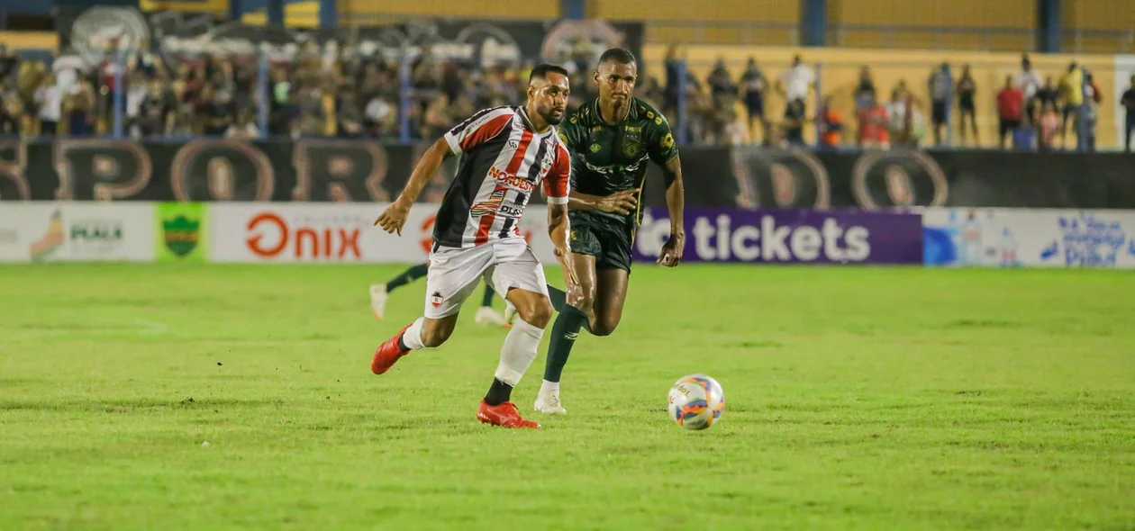 Jogador do Altos e River correm atrás da bola