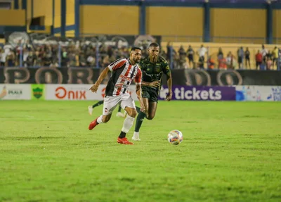 Jogador do Altos e River correm atrás da bola