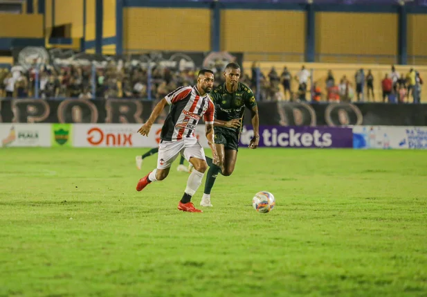Jogador do Altos e River correm atrás da bola