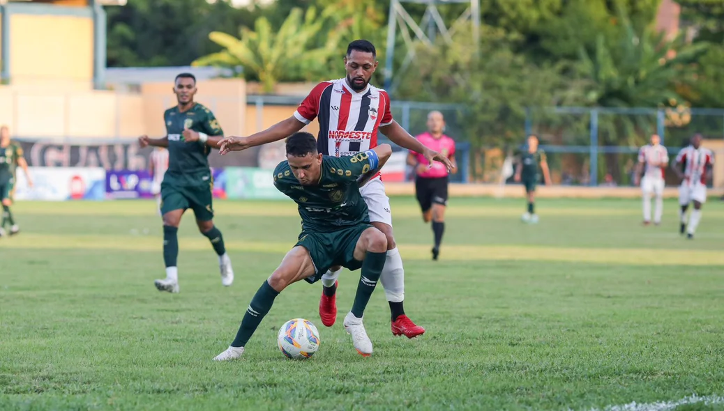 Jogador do Altos faz a parede para proteger a bola