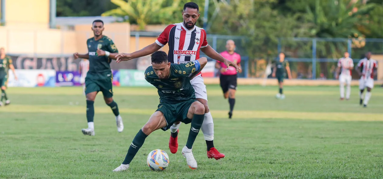 Jogador do Altos faz a parede para proteger a bola