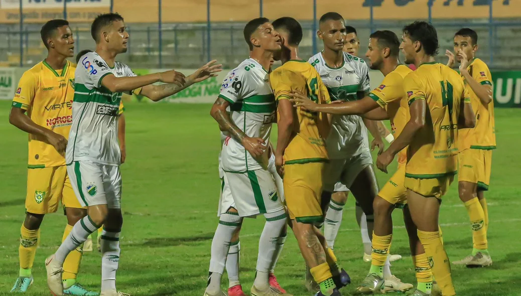 Jogadores de Altos e Picos discutem dentro da área