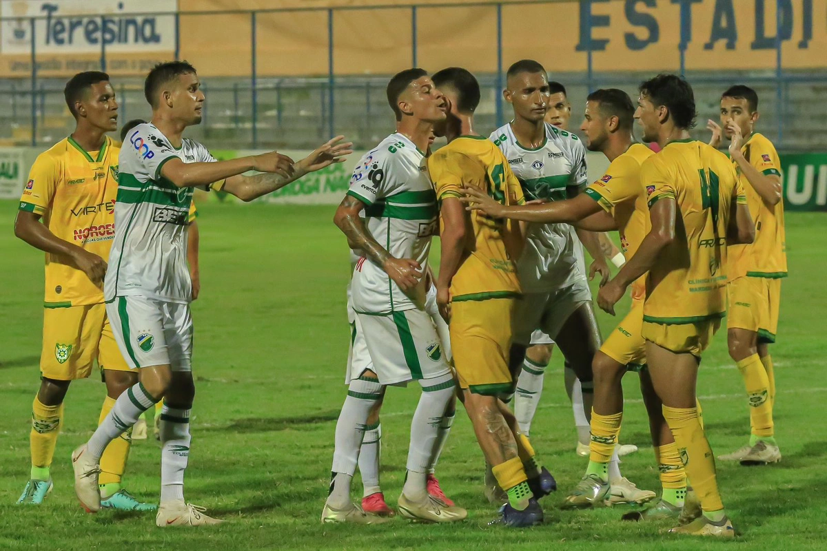 Jogadores de Altos e Picos discutem dentro da área