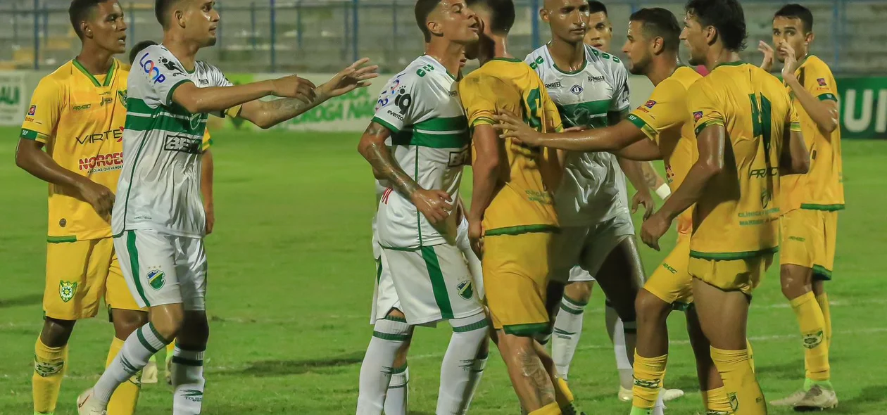 Jogadores de Altos e Picos discutem dentro da área