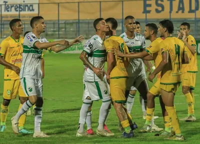 Jogadores de Altos e Picos discutem dentro da área