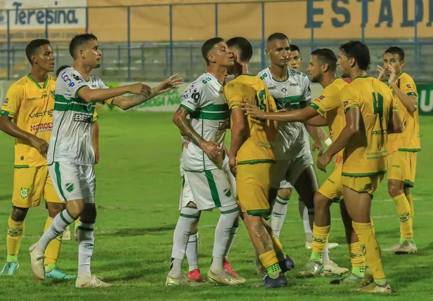 Jogadores de Altos e Picos discutem dentro da área