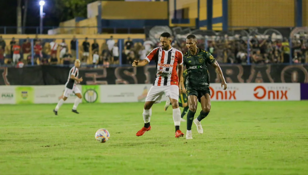 Jogadores disputam a bola