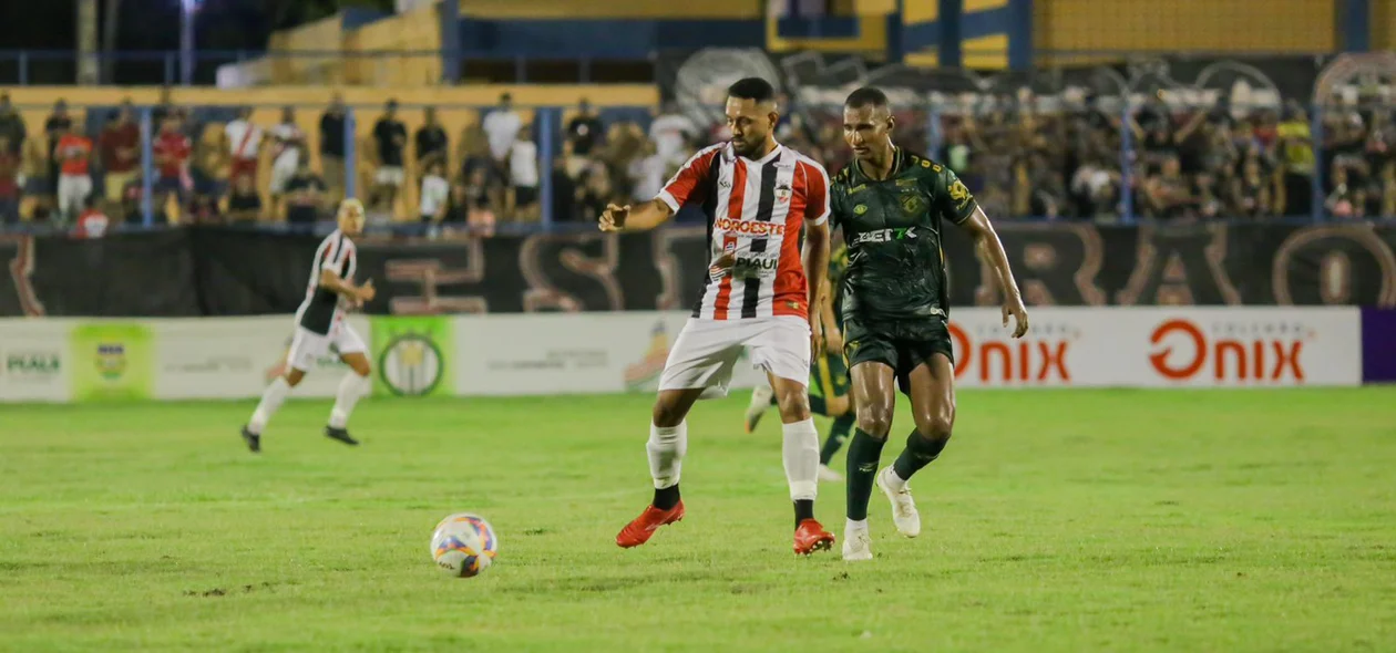 Jogadores disputam a bola