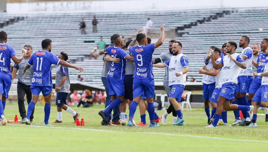 Jogadores do Oeirense comemorando o gol