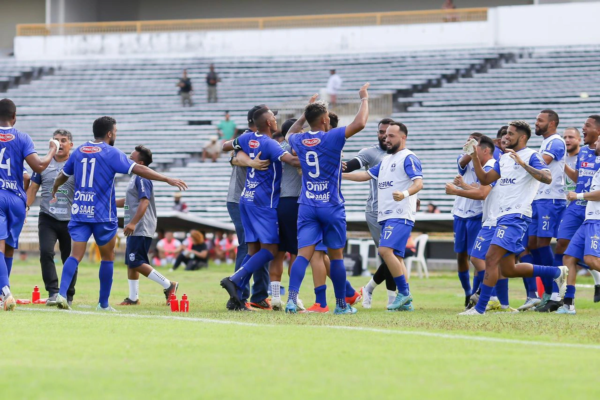 Jogadores do Oeirense comemorando o gol